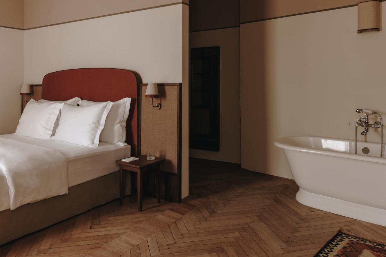 Parkhotel Mondschein, A Member Of Design Hotels Bolzano Bagian luar foto