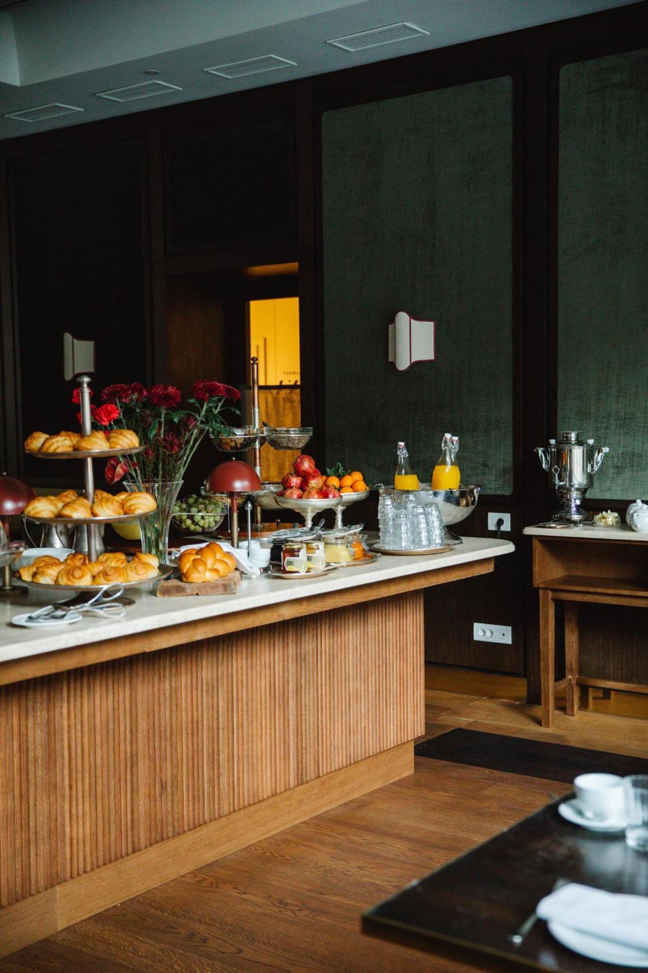 Parkhotel Mondschein, A Member Of Design Hotels Bolzano Bagian luar foto